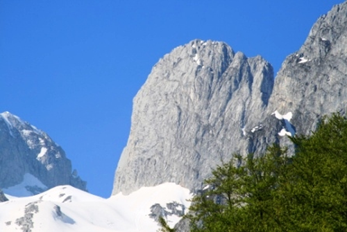 Weiße Berge, grüne Wälder, blauer Himmel. 
