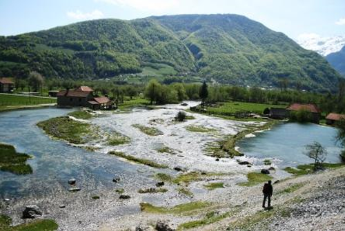 Ali Pasinih – Karstquellen sprudeln aus dem Boden hervor und bilden eine wunderbare Umgebung für unseren neuen Klettergarten. 